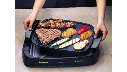 Grillezett kolbász fűszeres, pirított hagyma darabokkal és házi chili szósszal